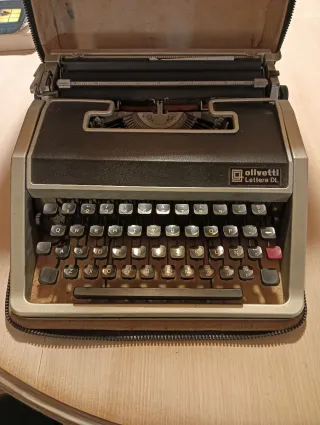 Máquina de escribir Olivetti Letra DL antigua