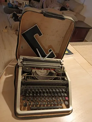 Máquina de escribir Olivetti Letra DL antigua