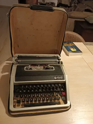Máquina de escribir Olivetti Letra DL antigua