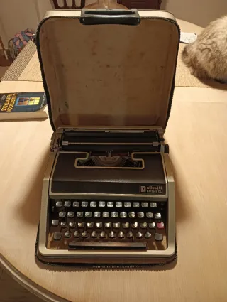 Máquina de escribir Olivetti Letra DL antigua
