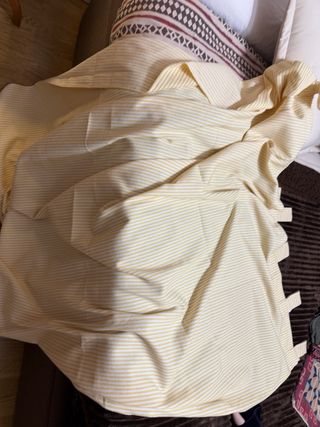 Cortina de tela a rayas blancas y amarillas