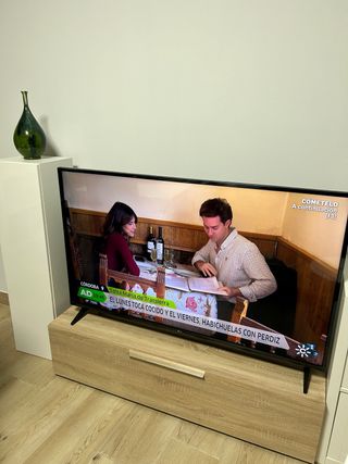 Televisor LG 65 con Mueble Auxiliar