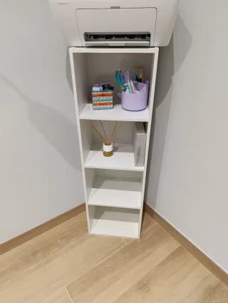 Estantería blanca y escritorio