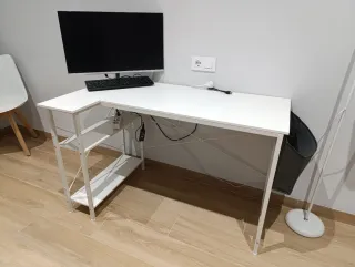 Estantería blanca y escritorio