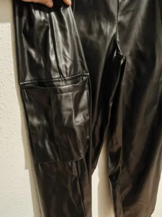 Pantalones cargo Shein efecto piel Talla L