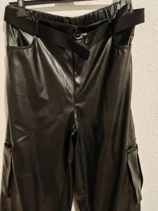 Pantalones cargo Shein efecto piel Talla L