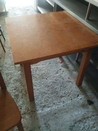 Mesa de madera con 4 sillas