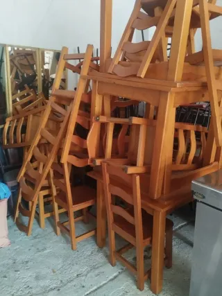 Mesa de madera con 4 sillas