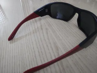 Gafas de sol hombre negras y rojas