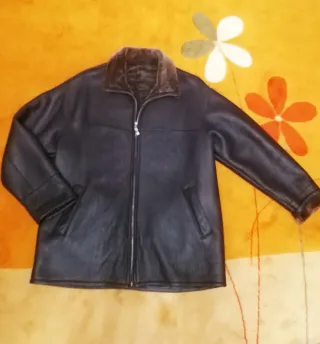 Chaqueta de piel marrón con borreguillo