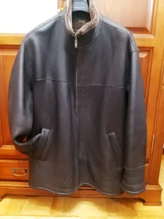 Chaqueta de piel marrón con borreguillo