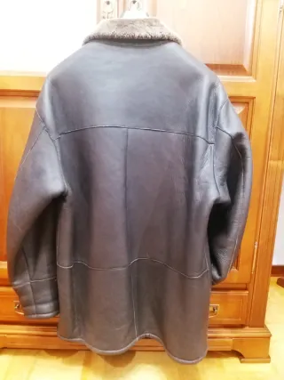 Chaqueta de piel marrón con borreguillo