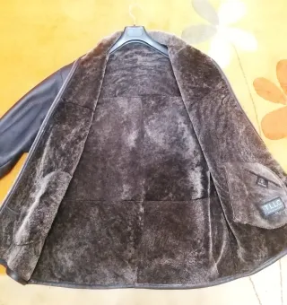 Chaqueta de piel marrón con borreguillo