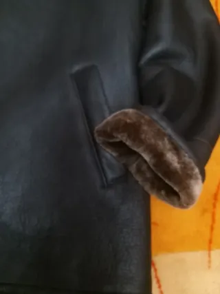 Chaqueta de piel marrón con borreguillo