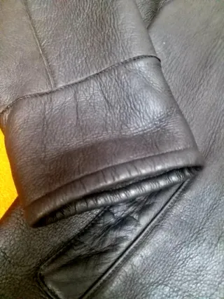 Chaqueta de piel marrón con borreguillo