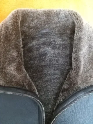 Chaqueta de piel marrón con borreguillo