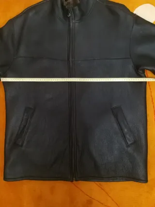 Chaqueta de piel marrón con borreguillo