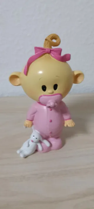 Figura bebé con peluche