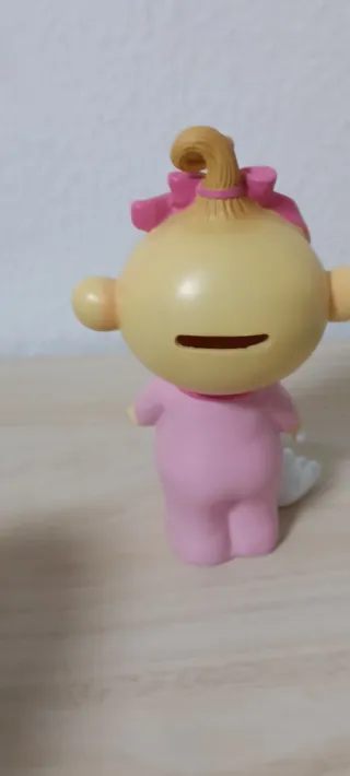 Figura bebé con peluche