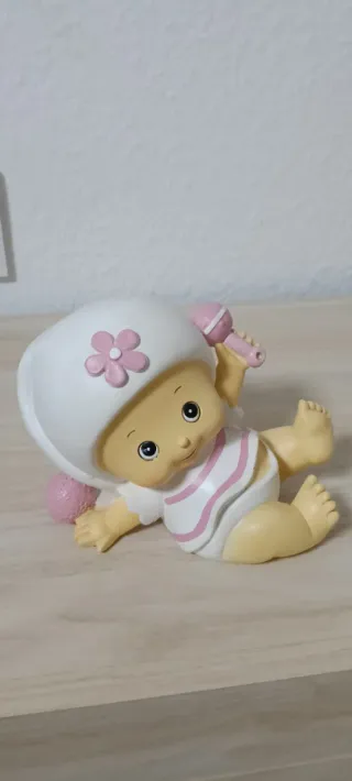 Figura bebé con peluche