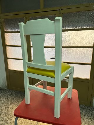 Silla blanca con asiento amarillo