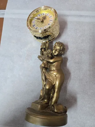 Reloj de sobremesa con figura de querubín