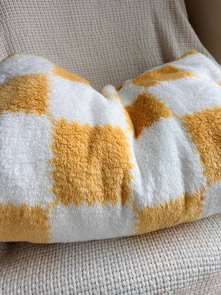 Manta suave a cuadros amarilla y blanca