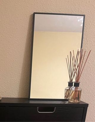 Specchio con cornice nera