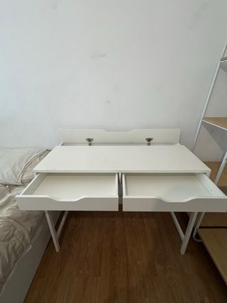 Scrivania bianca con cassetti