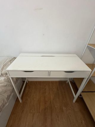 Scrivania bianca con cassetti