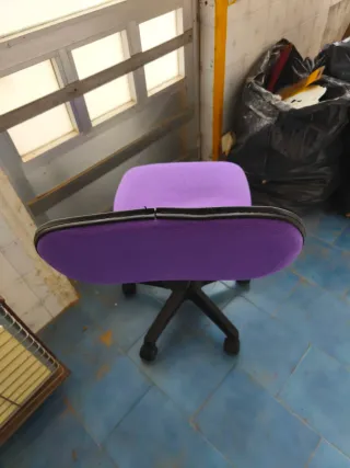 Silla de escritorio morada y negra