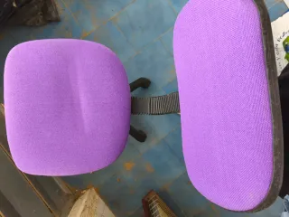 Silla de escritorio morada y negra