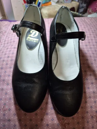 Zapatos Fallera o flamenca Niña ,la talla es 34