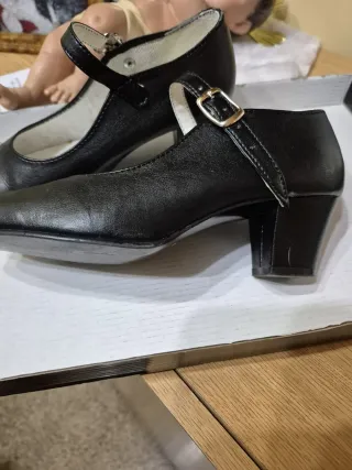 Zapatos Fallera o flamenca Niña ,la talla es 34