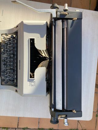Máquina de escribir Olivetti Línea 90