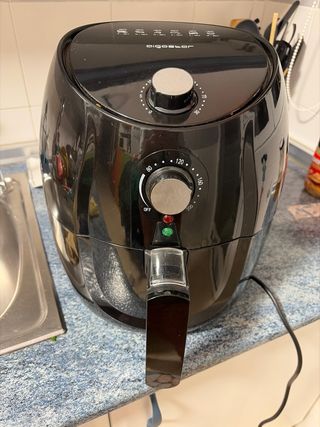 Freidora de aire Aigostar negra