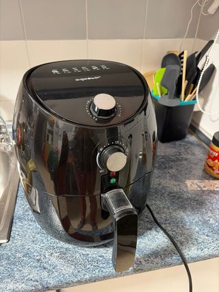 Freidora de aire Aigostar negra