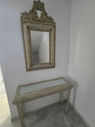 Tavolo e specchio dorati per ingresso