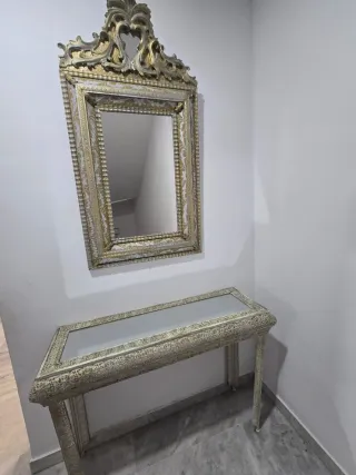 Tavolo e specchio dorati per ingresso