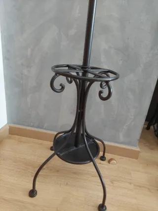 Perchero de forja con base para paraguas