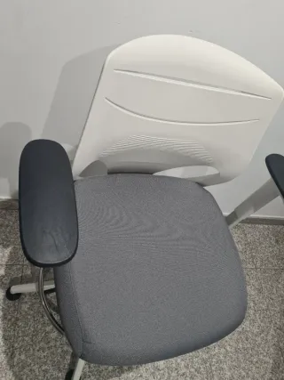 Silla de oficina ergonómica blanca y gris