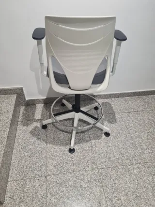 Silla de oficina ergonómica blanca y gris