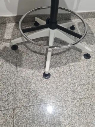 Silla de oficina ergonómica blanca y gris