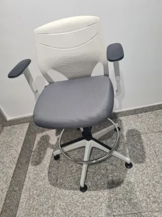 Silla de oficina ergonómica blanca y gris
