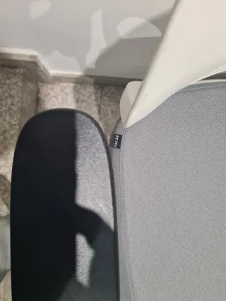 Silla de oficina ergonómica blanca y gris