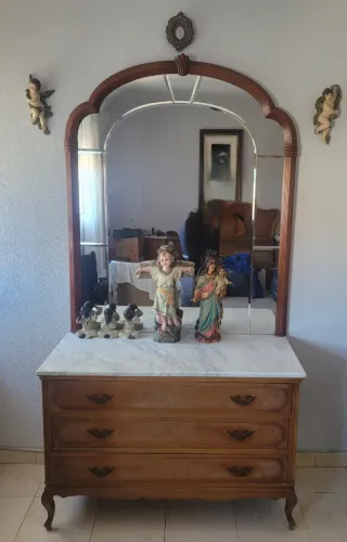 Cajonera con espejo de madera y mármol