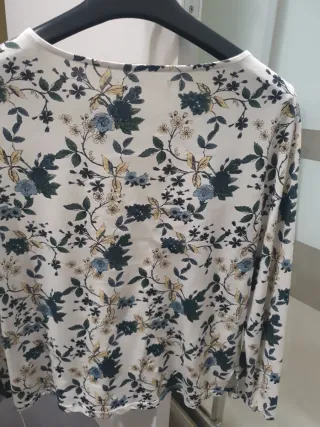 Camiseta SFERA BASIC floral manga larga
