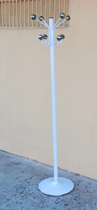 Porta abiti da terra in metallo bianco