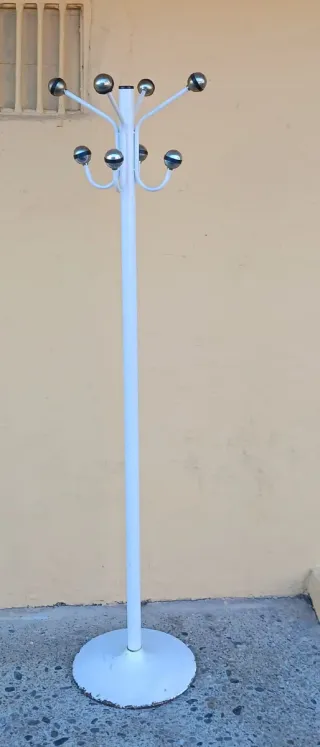 Porta abiti da terra in metallo bianco