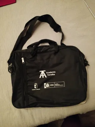 Bandolera para portátil negra y beige.